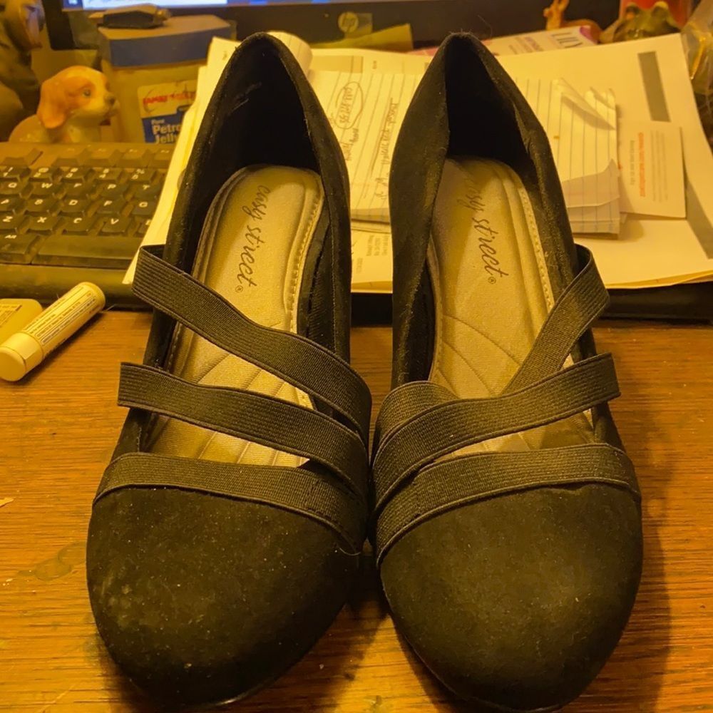 Easy Street faux suede heels sz. 7.5